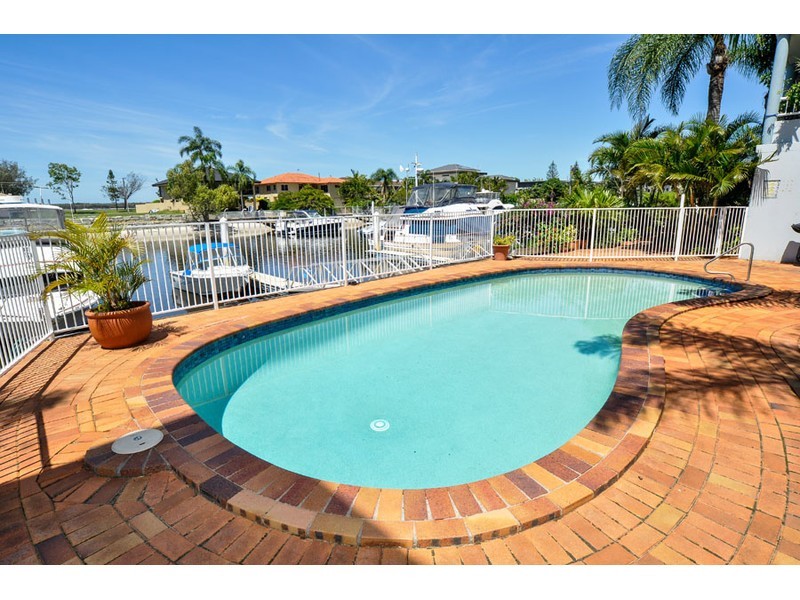 4/17 Canal Avenue, Runaway Bay QLD 4216