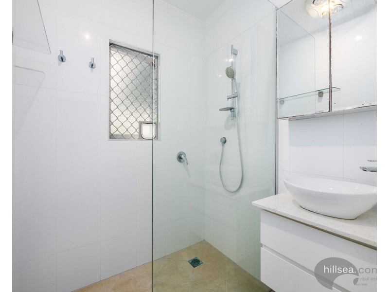 90 Robert Street, Labrador QLD 4215