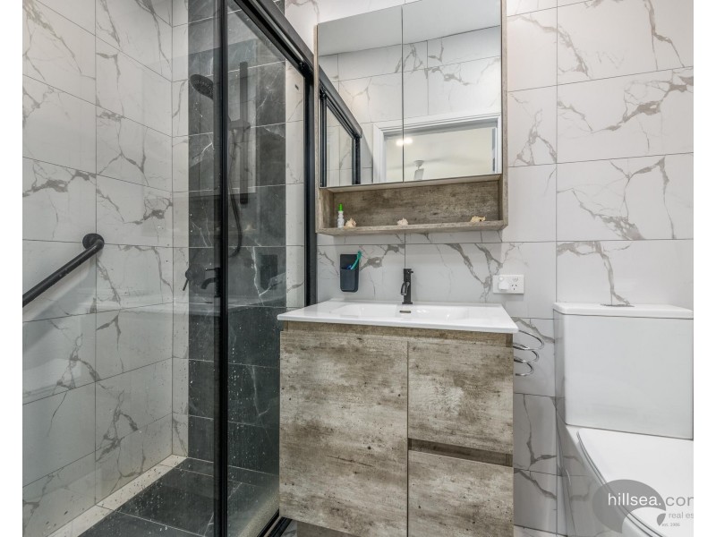 1/215 Bayview Street, Runaway Bay QLD 4216