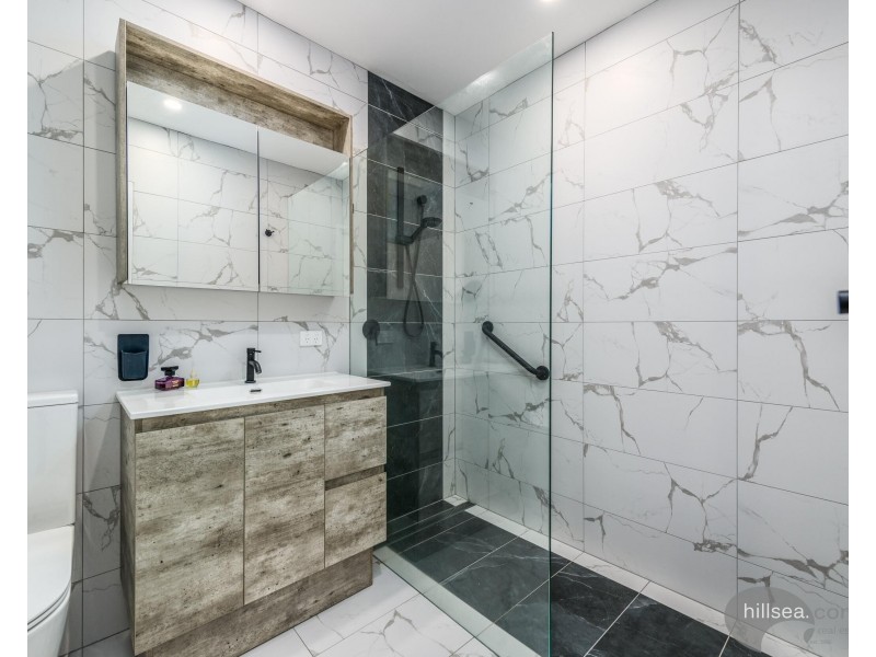 1/215 Bayview Street, Runaway Bay QLD 4216