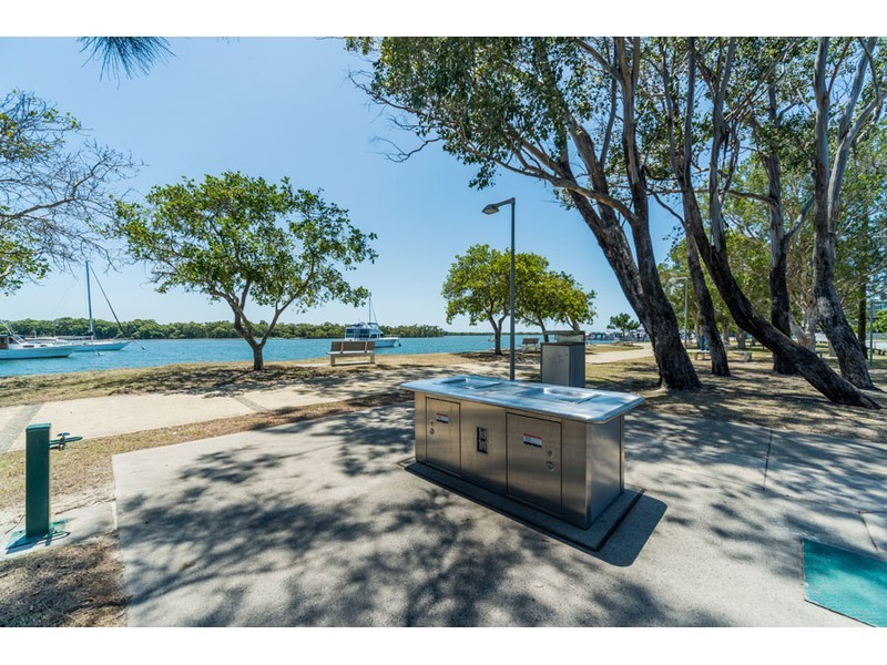 1/7 Esplanade West, Paradise Point QLD 4216