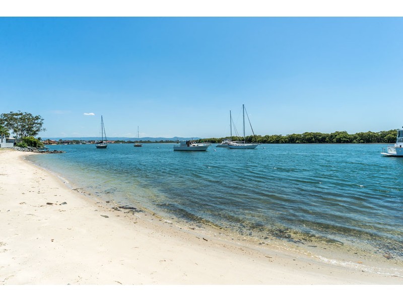 1/7 Esplanade West, Paradise Point QLD 4216