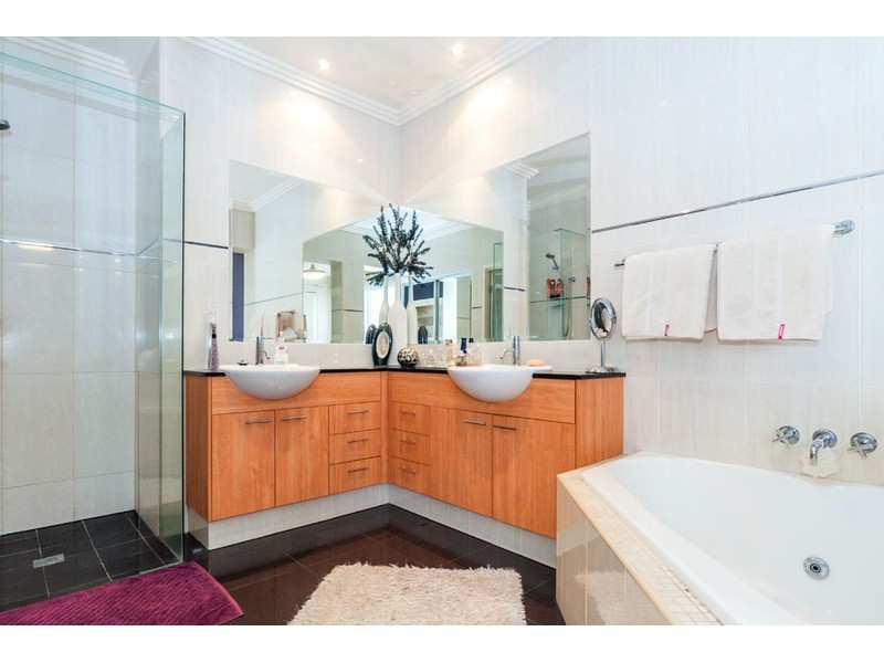 1/85 Bayview Street, Runaway Bay QLD 4216