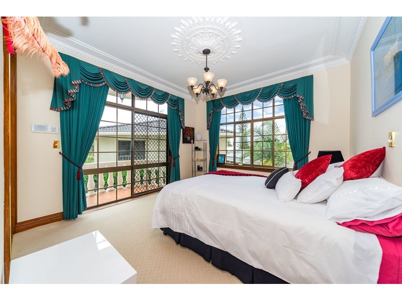 4 Aroa Court, Runaway Bay QLD 4216