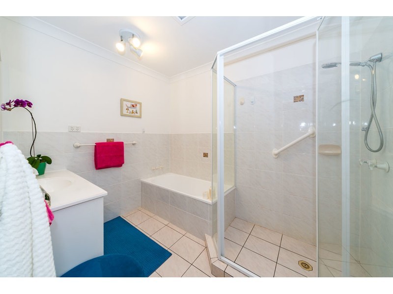 2/135 Bayview Street, Runaway Bay QLD 4216