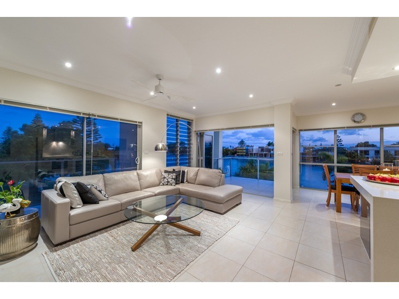 1/10 Ray Street, Runaway Bay QLD 4216