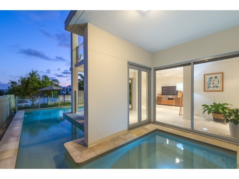 1/10 Ray Street, Runaway Bay QLD 4216