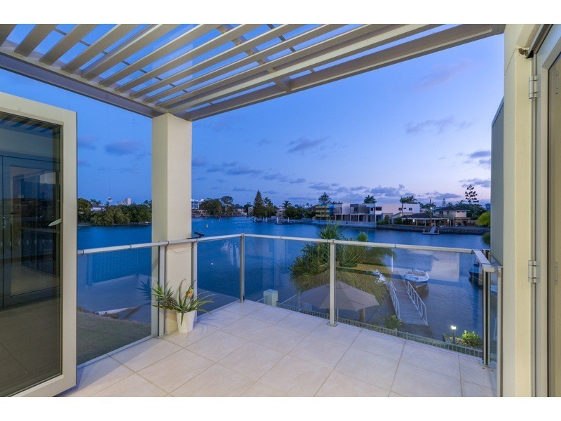 1/10 Ray Street, Runaway Bay QLD 4216