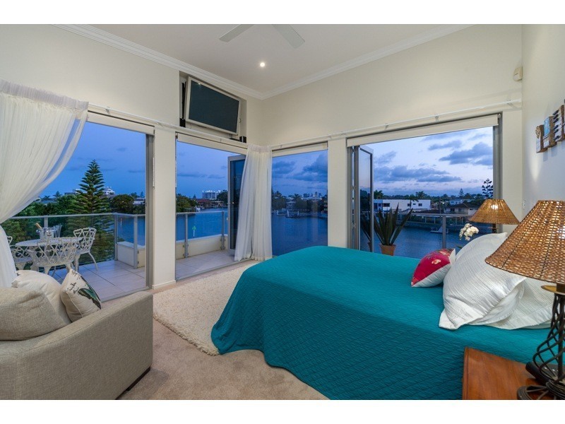 1/10 Ray Street, Runaway Bay QLD 4216