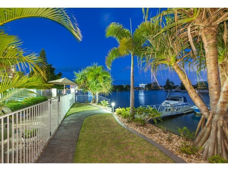 1/10 Ray Street, Runaway Bay QLD 4216