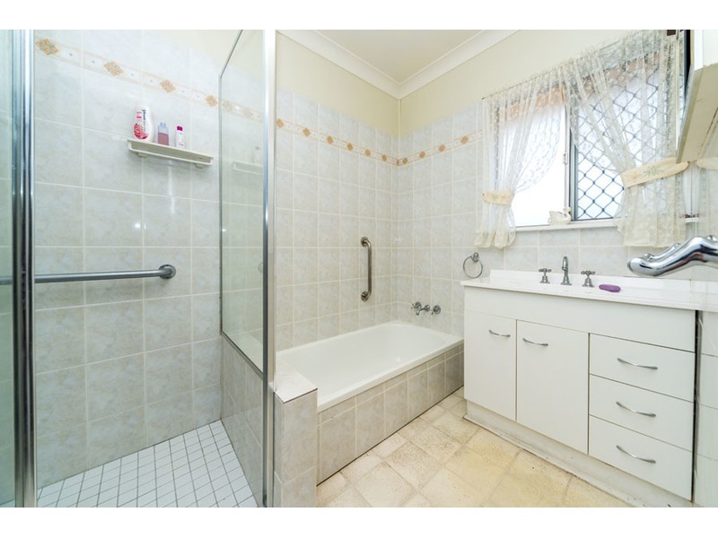 17 Kilmartin Esplanade, Biggera Waters QLD 4216