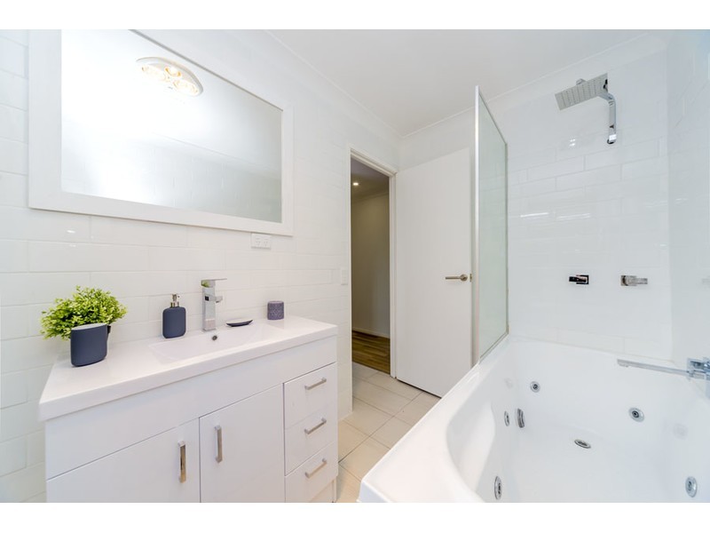 6 Sundown Drive, Paradise Point QLD 4216