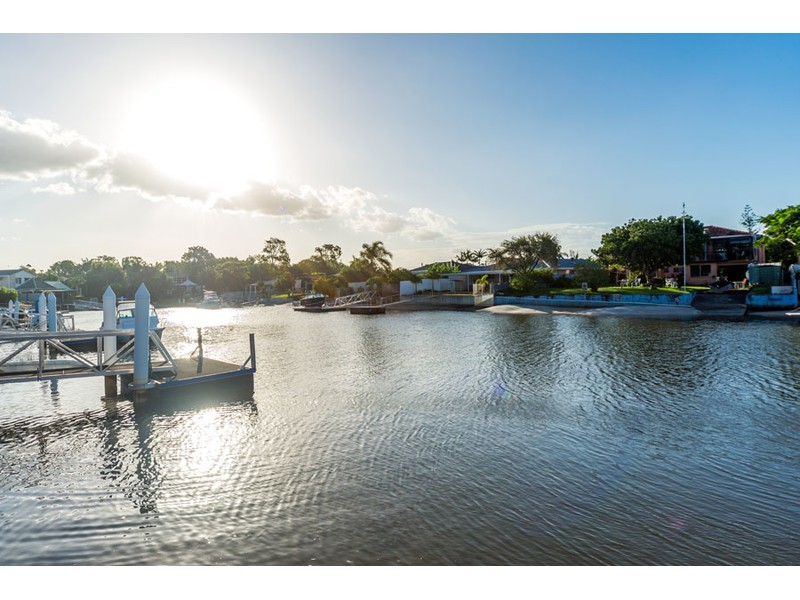 21 Vaggelas Crescent, Biggera Waters QLD 4216