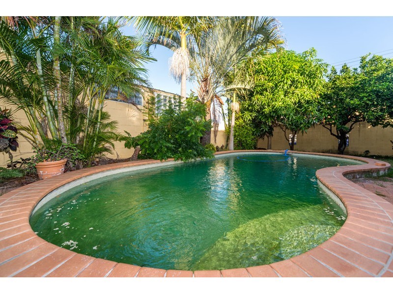 21 Vaggelas Crescent, Biggera Waters QLD 4216