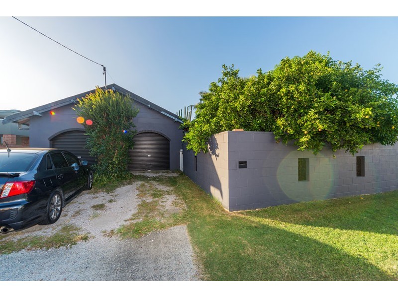 21 Vaggelas Crescent, Biggera Waters QLD 4216