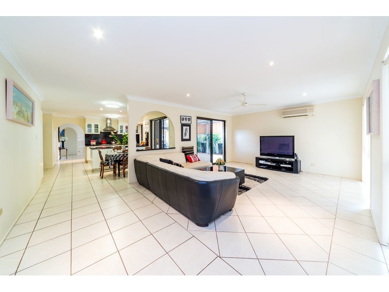 31 Walter Raleigh Crescent, Hollywell QLD 4216