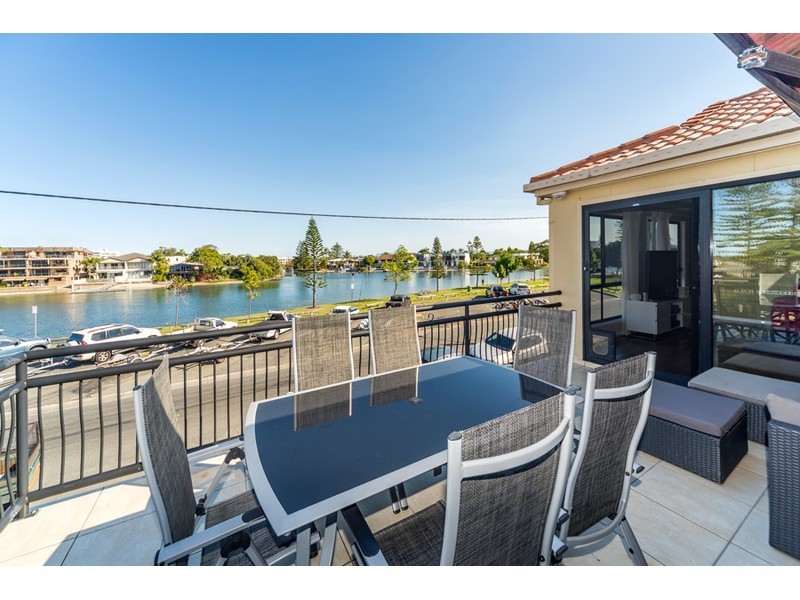 2/3 Ray Street, Runaway Bay QLD 4216