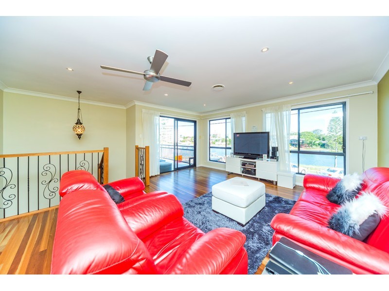 2/3 Ray Street, Runaway Bay QLD 4216