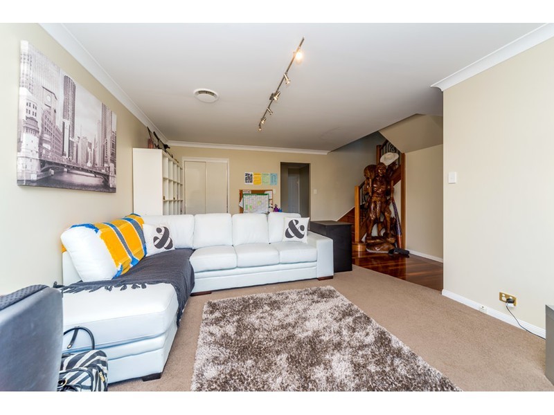 2/3 Ray Street, Runaway Bay QLD 4216