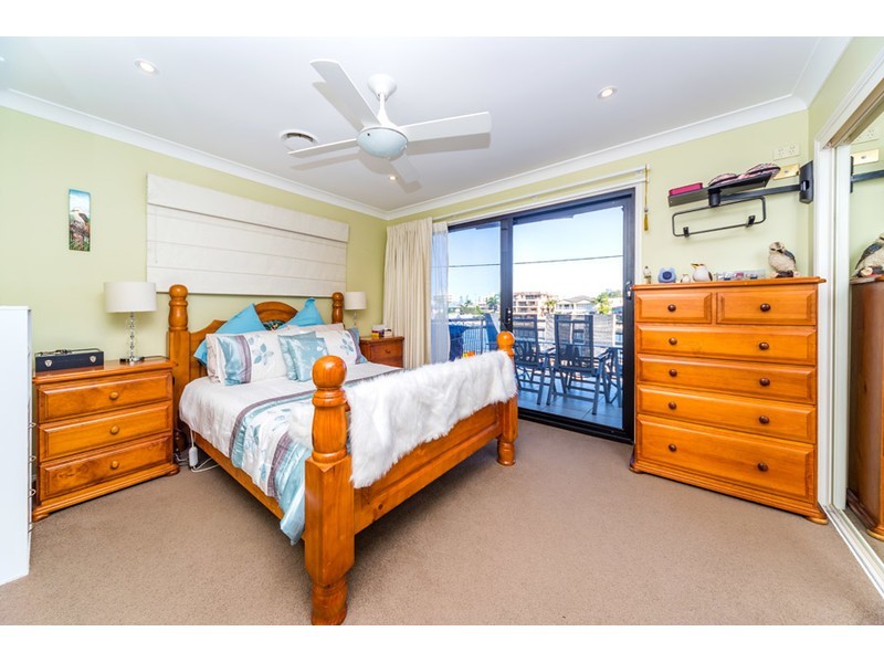 2/3 Ray Street, Runaway Bay QLD 4216