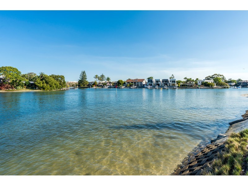 2/3 Ray Street, Runaway Bay QLD 4216