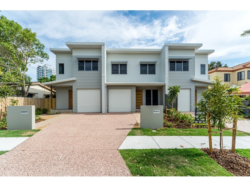 1/8 Bright Avenue, Labrador QLD 4215