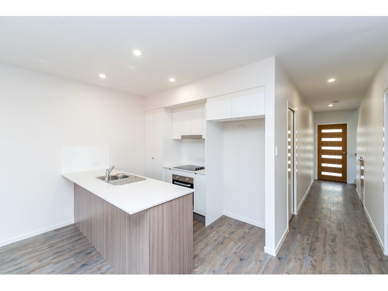 1/8 Bright Avenue, Labrador QLD 4215