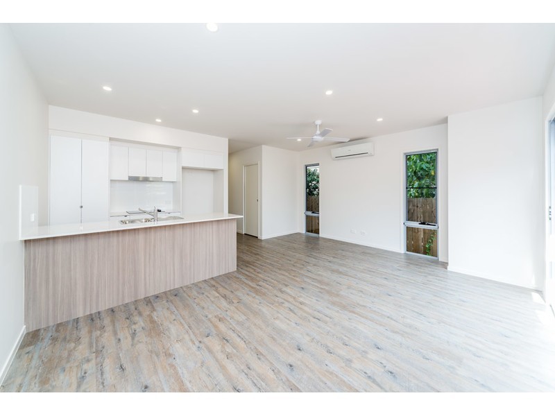 1/8 Bright Avenue, Labrador QLD 4215