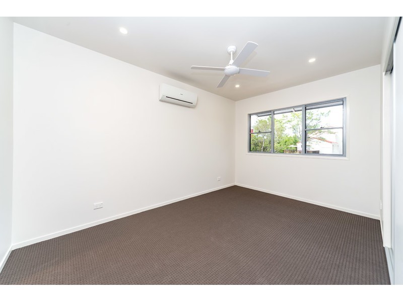 1/8 Bright Avenue, Labrador QLD 4215