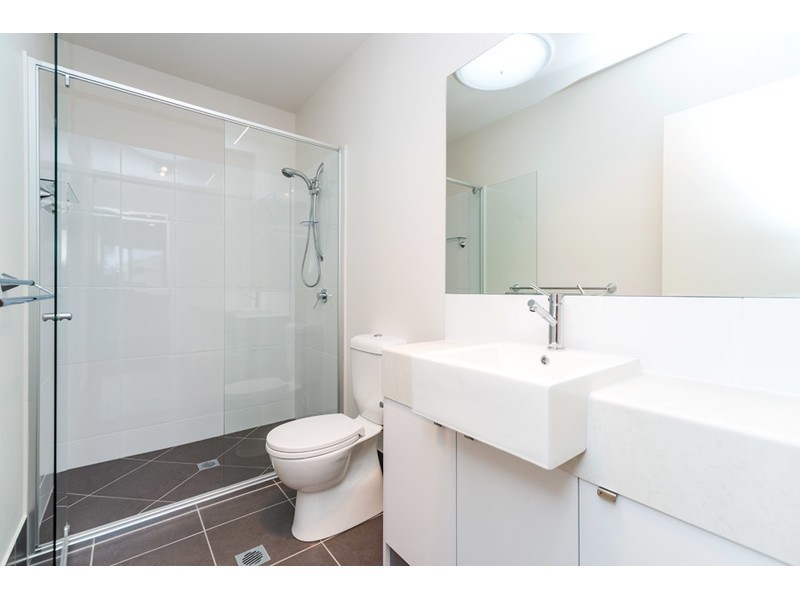 1/8 Bright Avenue, Labrador QLD 4215