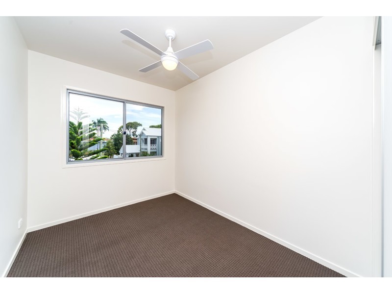 1/8 Bright Avenue, Labrador QLD 4215