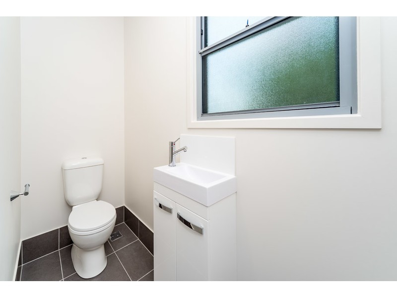 1/8 Bright Avenue, Labrador QLD 4215