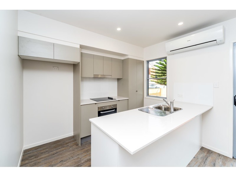 2/8 Bright Avenue, Labrador QLD 4215