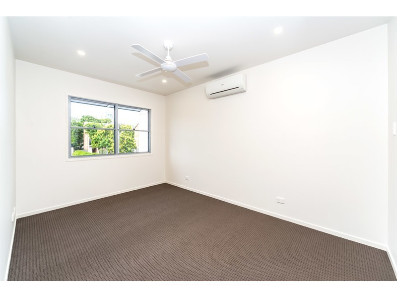 2/8 Bright Avenue, Labrador QLD 4215