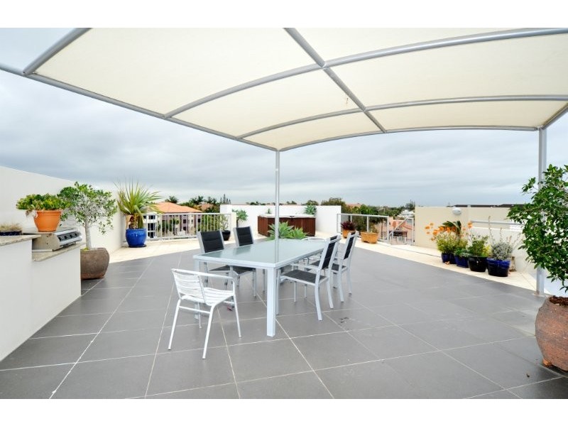 7/16-18 Canal Avenue, Runaway Bay QLD 4216