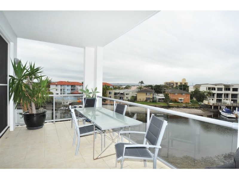 7/16-18 Canal Avenue, Runaway Bay QLD 4216