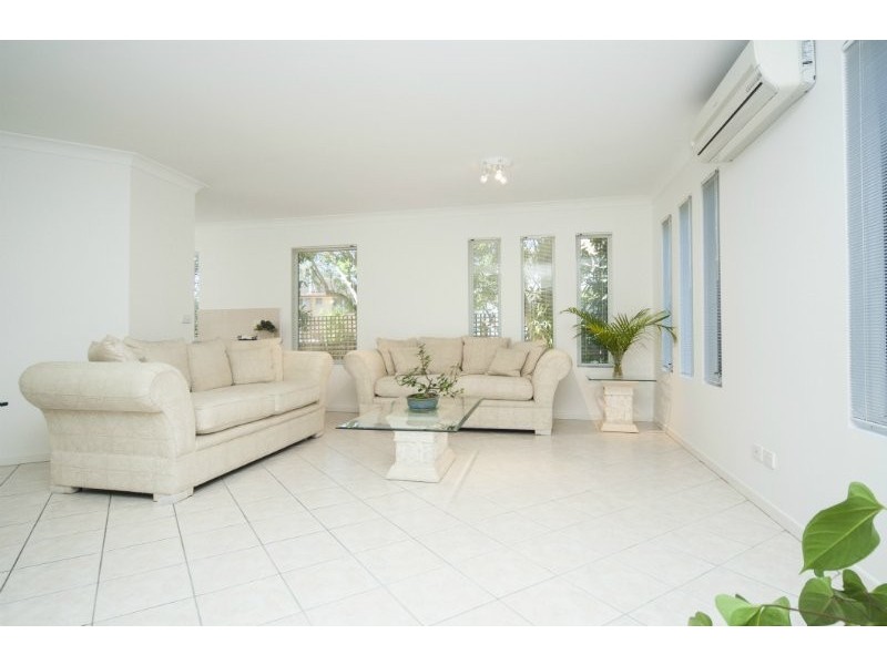 4/17 Thelma Avenue, Biggera Waters QLD 4216