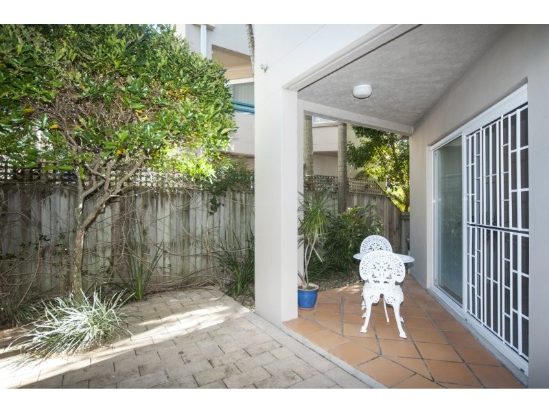 4/17 Thelma Avenue, Biggera Waters QLD 4216