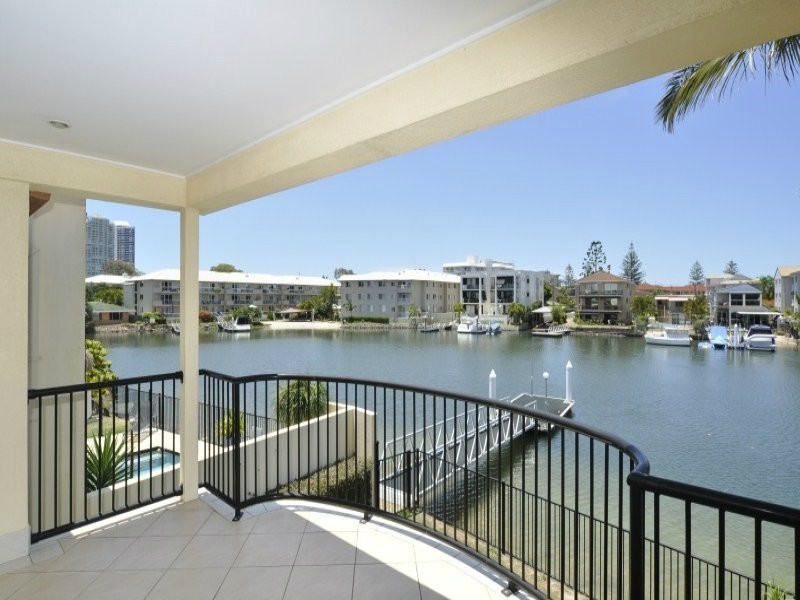 2/48 Vaggelas Cescent, Biggera Waters QLD 4216