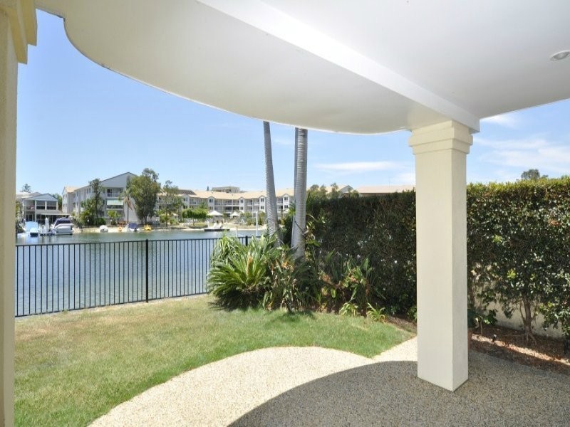 2/48 Vaggelas Cescent, Biggera Waters QLD 4216