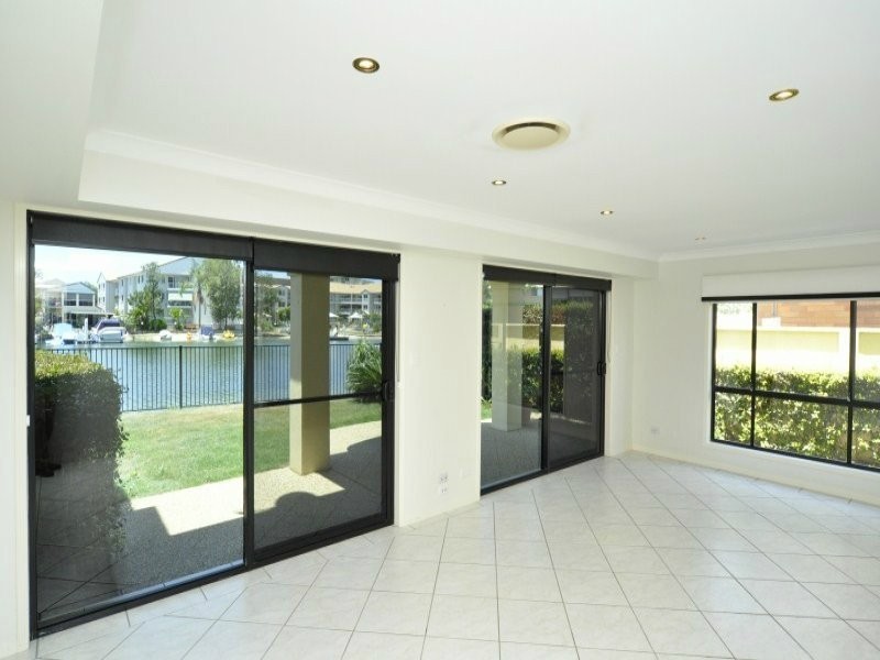 2/48 Vaggelas Cescent, Biggera Waters QLD 4216
