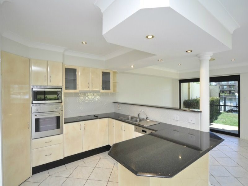 2/48 Vaggelas Cescent, Biggera Waters QLD 4216