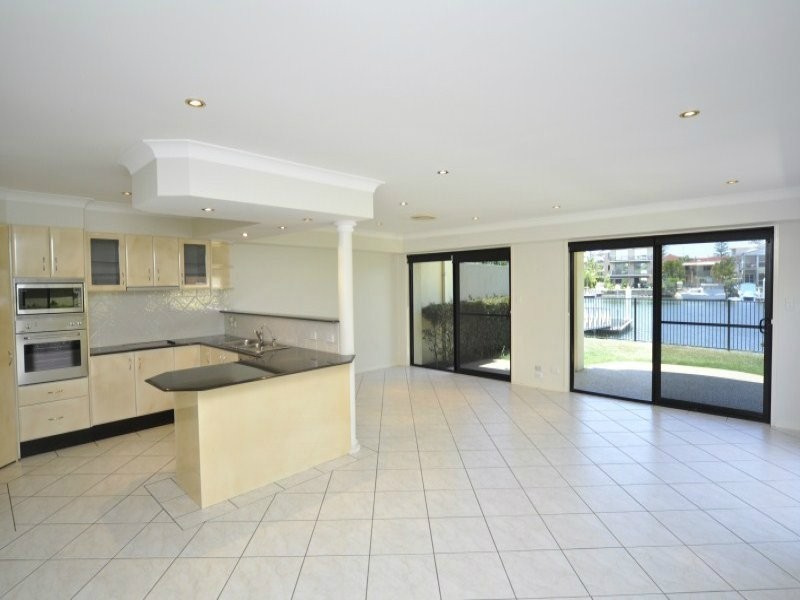 2/48 Vaggelas Cescent, Biggera Waters QLD 4216
