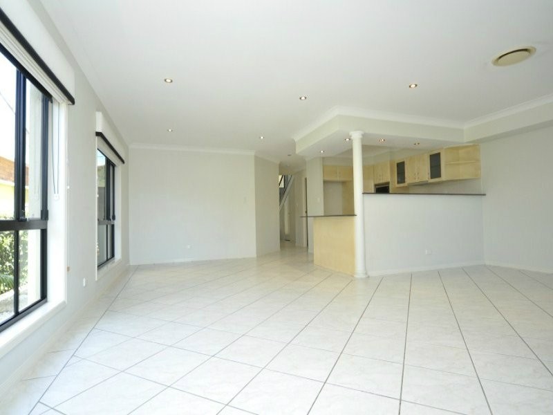 2/48 Vaggelas Cescent, Biggera Waters QLD 4216