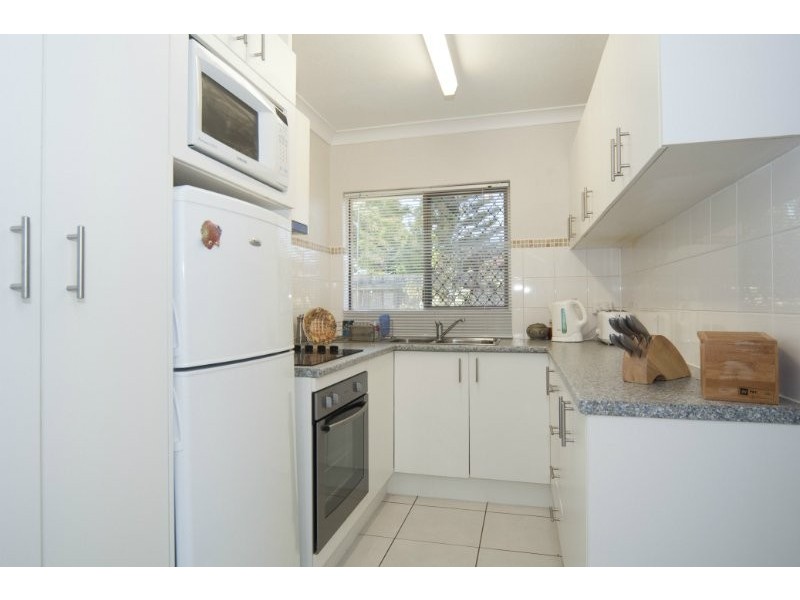 2/1 Rosalind Avenue, Paradise Point QLD 4216