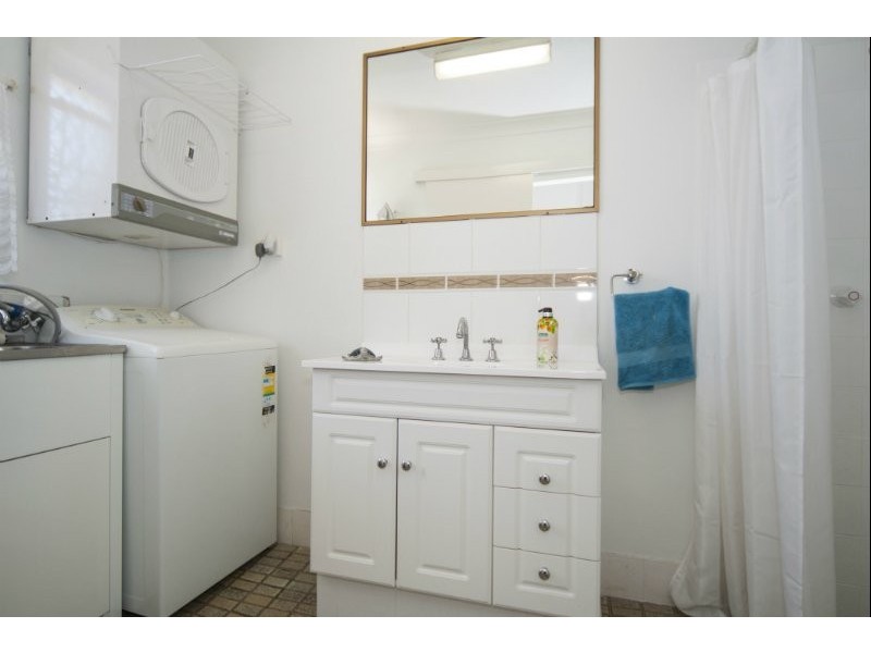 2/1 Rosalind Avenue, Paradise Point QLD 4216