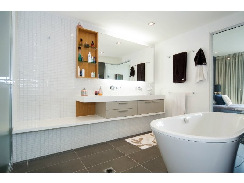 30402 Ephraim Island, Paradise Point QLD 4216