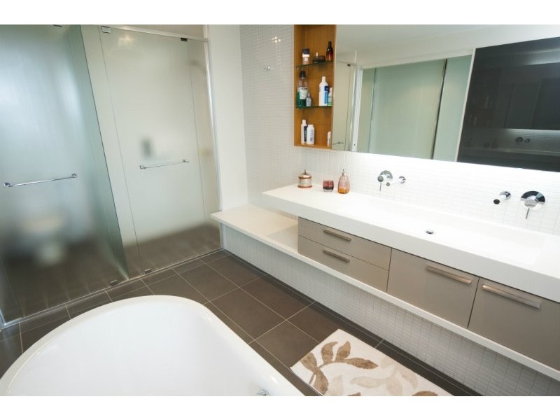 30402 Ephraim Island, Paradise Point QLD 4216