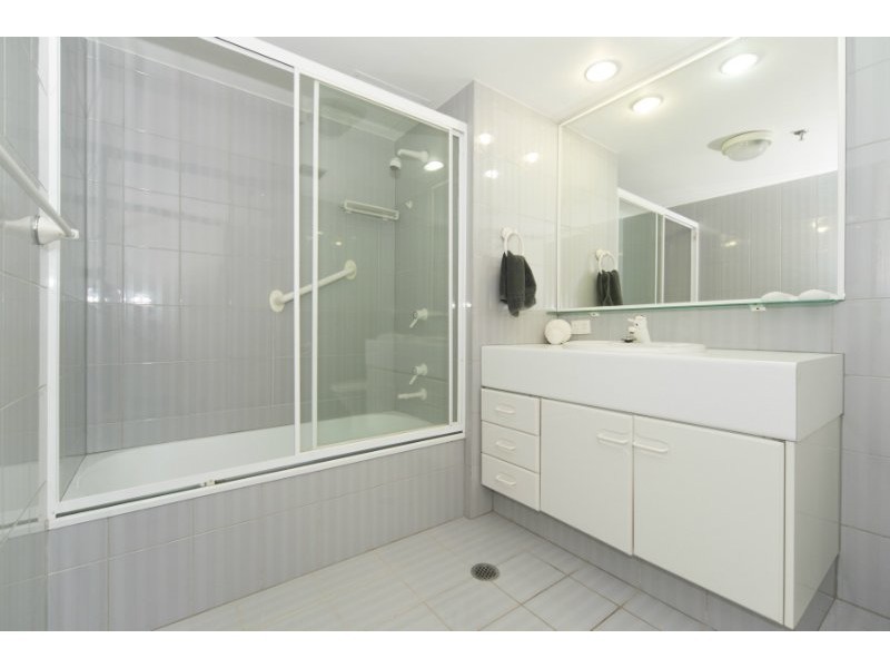17/21 Bayview Street, Runaway Bay QLD 4216