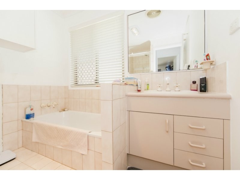 26 Ashburton Close, Arundel QLD 4214